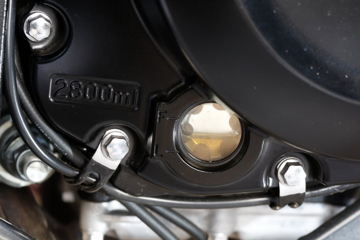 Engine oil sightglass showing the L and F level markings